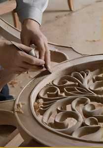Sculptez &agrave; la main les motifs sur les meubles