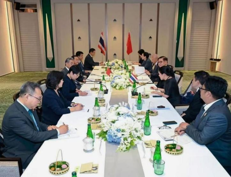 La reuni&oacute;n se celebr&oacute; en la sala de conferencias del Dusit Thani Krabi Beach Resort, Tailandia.png